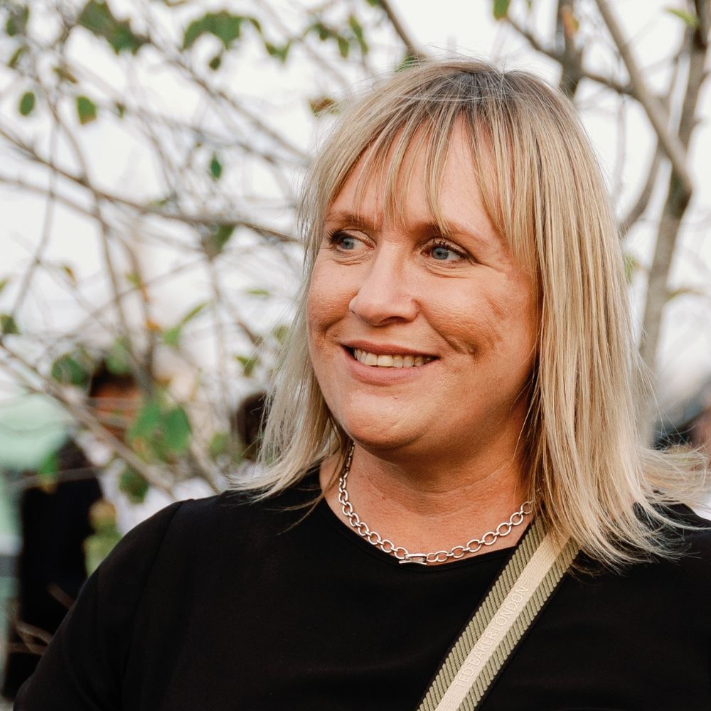 Headshot of a woman with shoulder length blonde hair